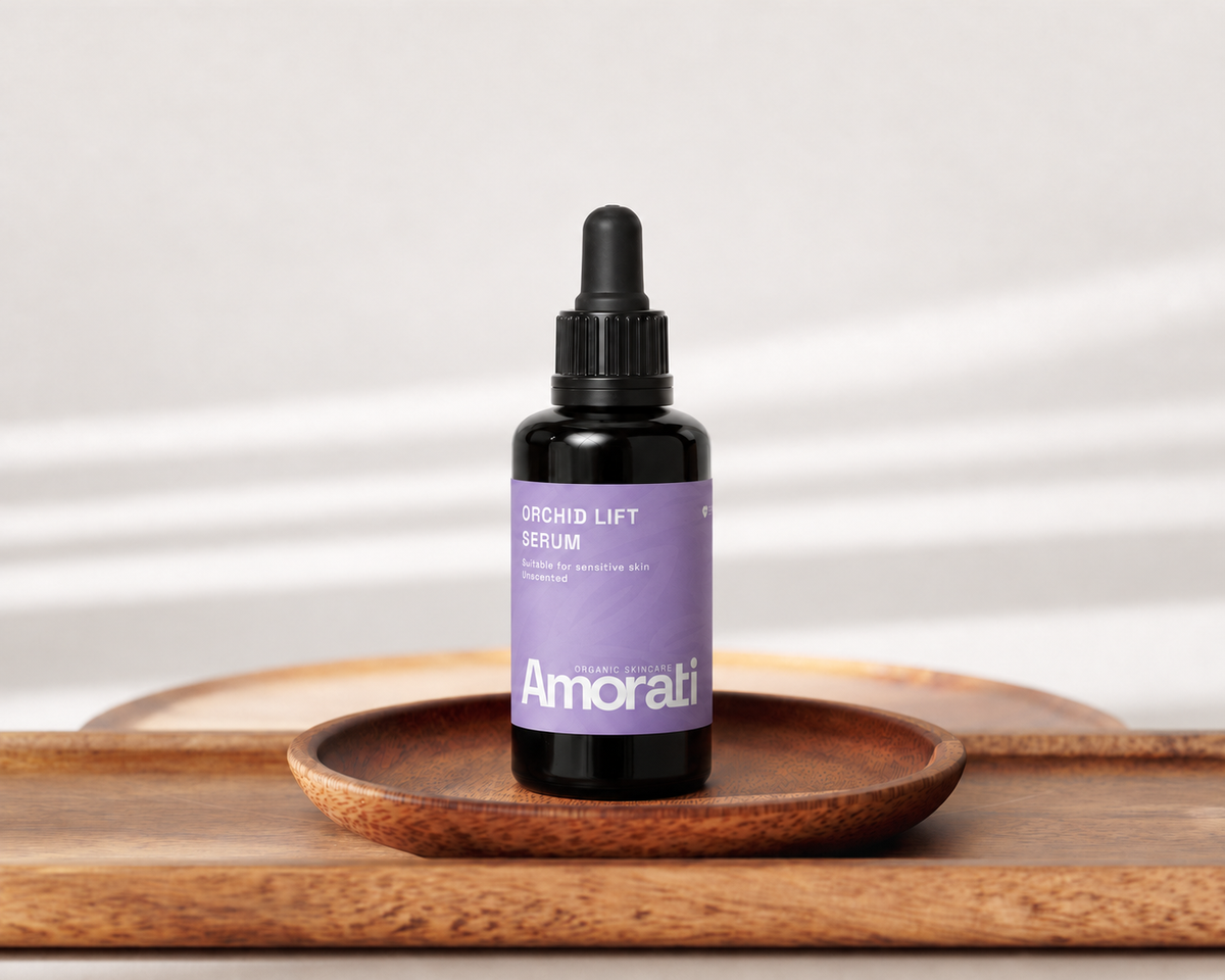 Amorati Orchid Lift Serum flacon op een warme houten schaal