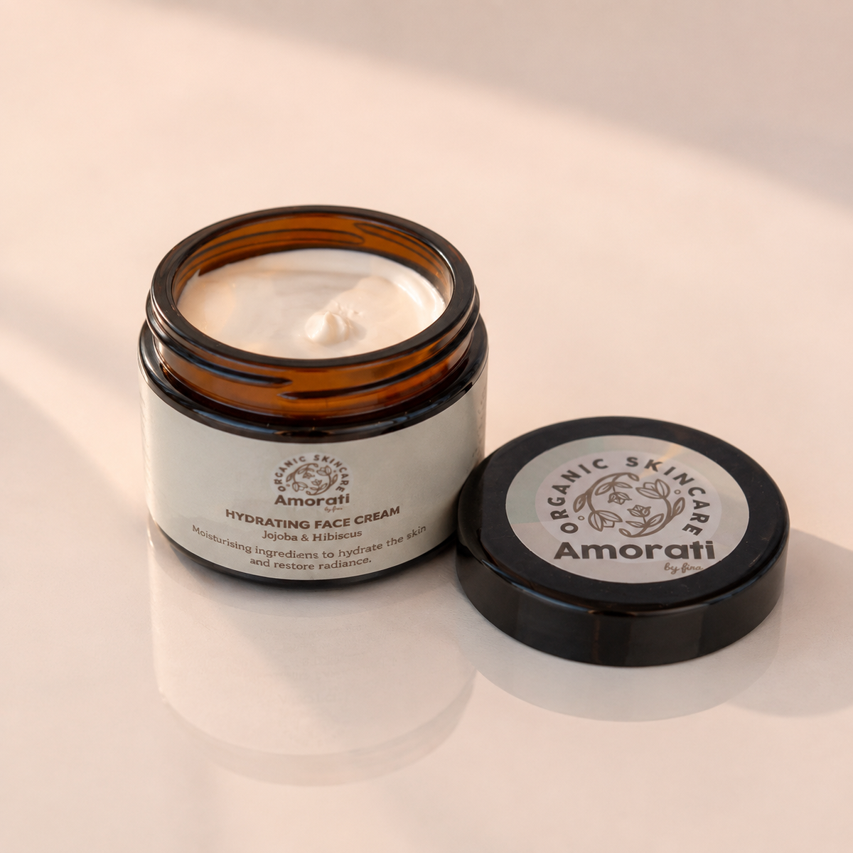 Geopende Amorati Hydrating Face Cream met zachte, lichte textuur