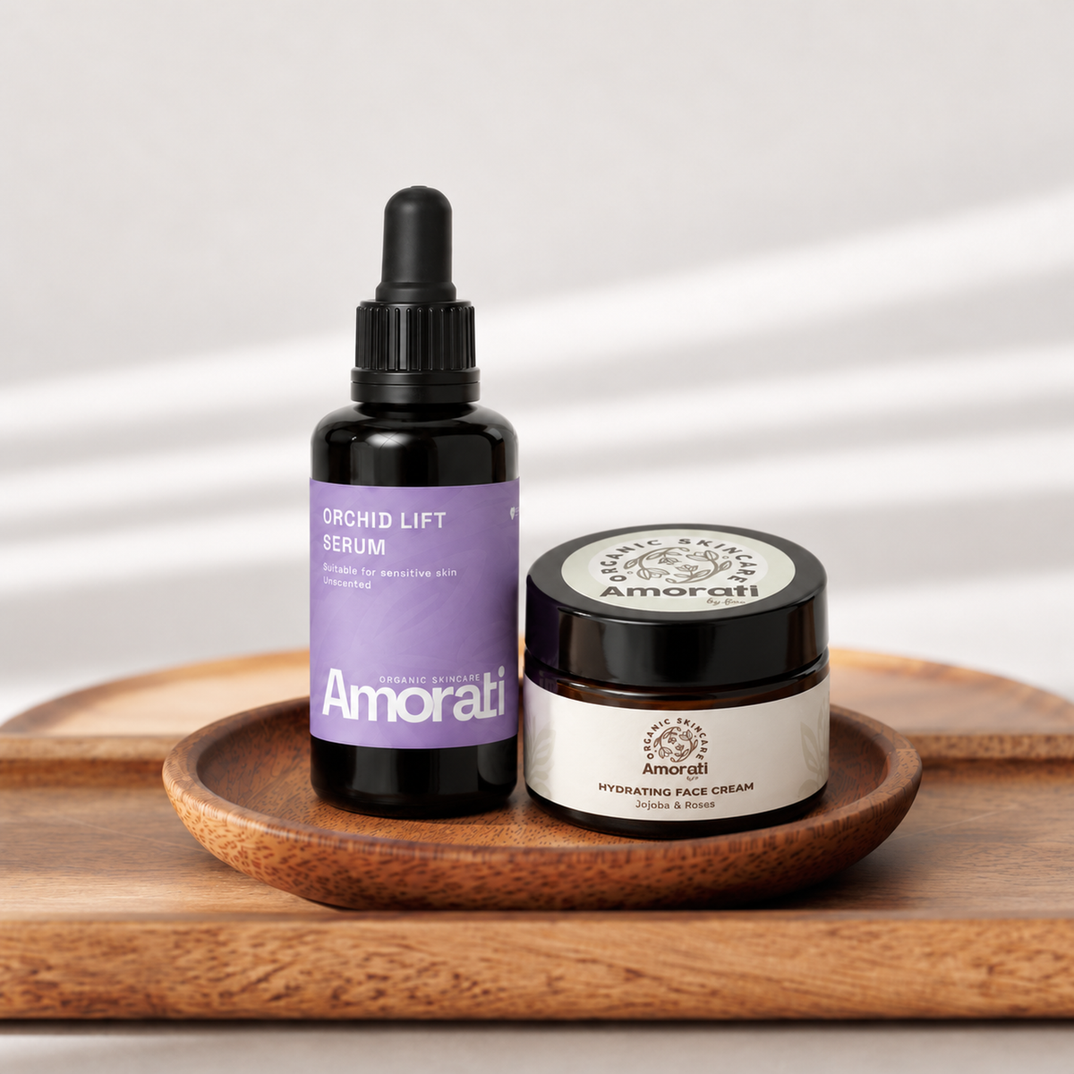 Orchid Lift Serum en Hydraterende Dagcrème op een houten schaal