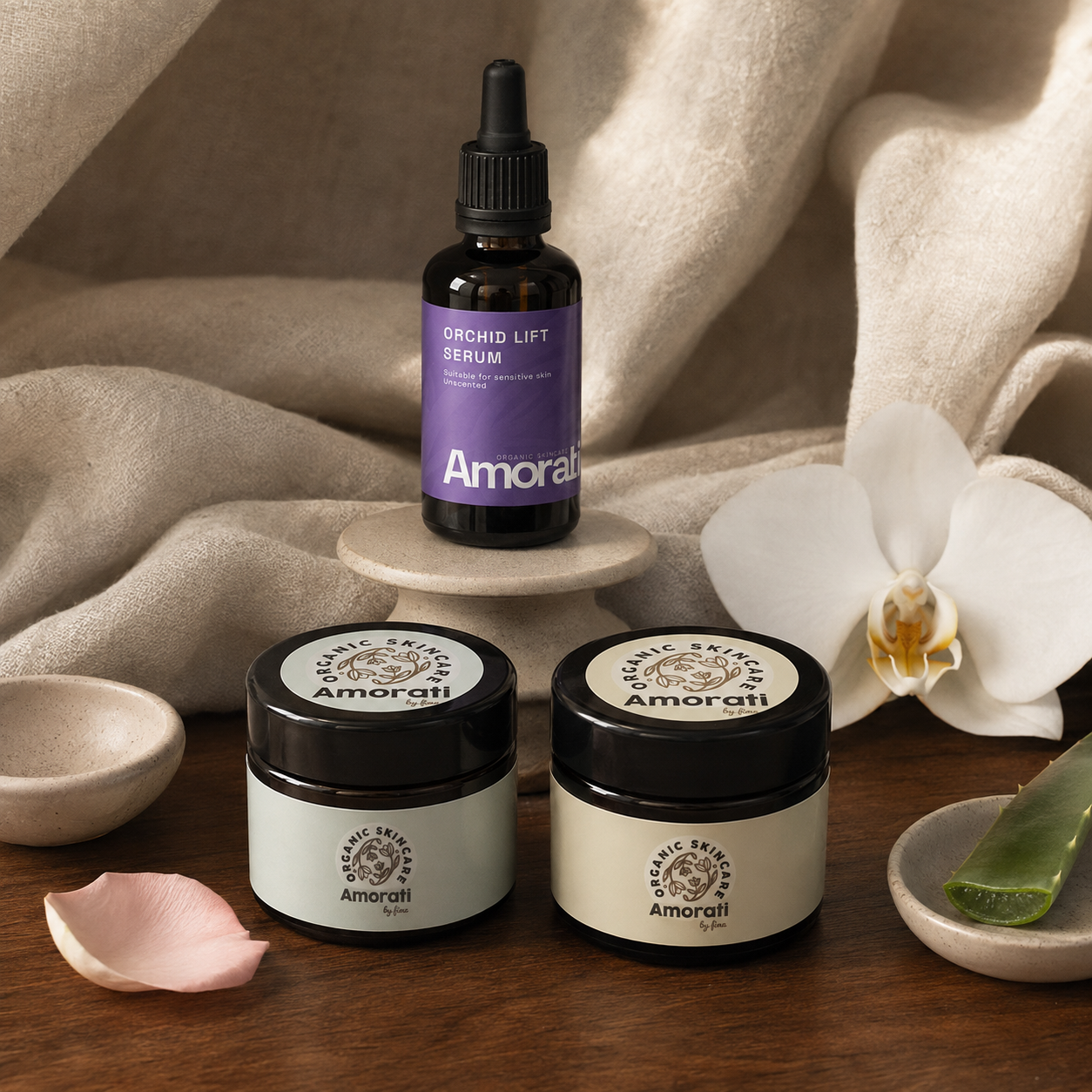 Complete Amorati Ritual in een warme, sensoriële setting met serum, dagcrème en Cold Cream